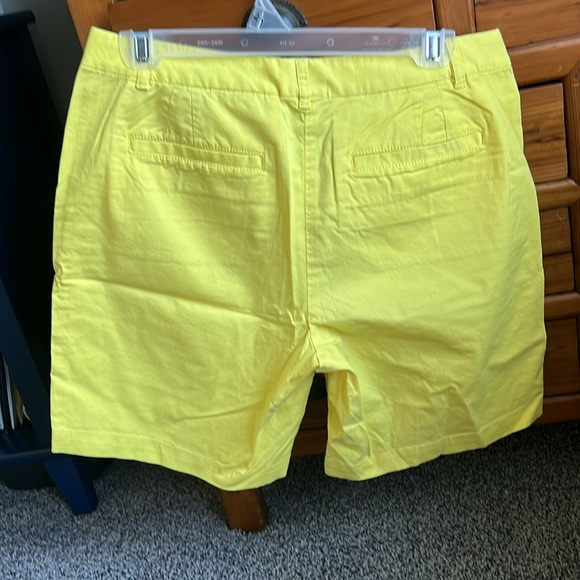 J Crew 8” yellow Bermuda shorts. Size 6. - Picture 4 of 4